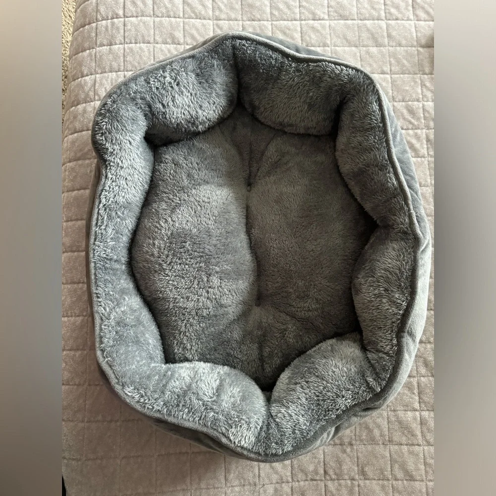 Asvin Grey Plush Pet Bed, 20 inches
